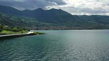 lombardia, lago iseo regione durante caldo estate giorno video