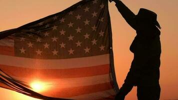langzaam beweging beeldmateriaal van cowboy met Verenigde staten van Amerika vlag in langzaam beweging video