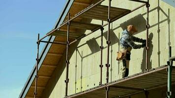 construction ouvrier finition maison côté mur isolant. minéral la laine attachant. video