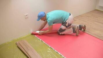 plancher panneau installation par professionnel sol caucasien installateur dans le sien 30s. video