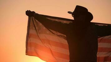 americano caucásico hombres occidental vistiendo con americano bandera en lento movimiento video