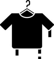 colgando t camisa en negro y blanco color. vector