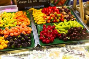 Fruta y vegetales chapado pelota tailandés postre bocadillo de venta en el mercado foto