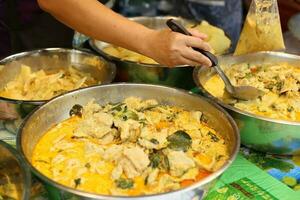 de venta tailandés verde curry con albóndigas, berenjena , Coco dispara y bambú dispara en el mercado foto