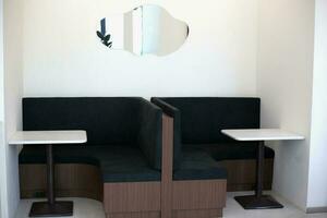 minimalista estilo sentado en el café tienda con blanco y marrón tono foto
