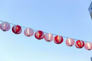 brillante ligero japonés lámpara en el festival a tiempo de día con brillante azul cielo antecedentes foto