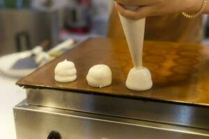 haciendo Cocinando mullido mini tortita en caliente pan plato foto