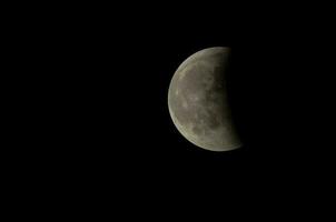 vista cercana de la luna foto