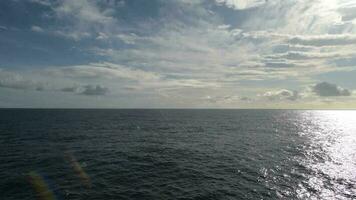 zomer Aan de atlantic oceaan. zee reizen. beeldmateriaal genomen van reis schip. kalmte zee wateren en gedeeltelijk bewolkt zonnig het weer. video