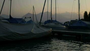 le coucher du soleil à le Lac thun. bateaux dans le Marina. jungfrau région, Suisse. video