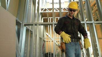 contratista trabajador y el acero marco residencial edificio construcción sitio. video