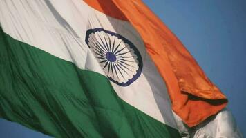 bandera india ondeando alto en connaught place con orgullo en el cielo azul, bandera india ondeando, bandera india el día de la independencia y el día de la república de la india, tiro inclinado, ondeando la bandera india, har ghar tiranga video