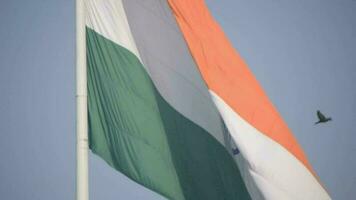 Indien-Flagge, die hoch am Connaught-Platz mit Stolz auf den blauen Himmel fliegt, Indien-Flagge flattert, indische Flagge am Unabhängigkeitstag und Tag der Republik Indien, Schuss nach oben geneigt, indische Flagge schwenkend, Har Ghar Tiranga video