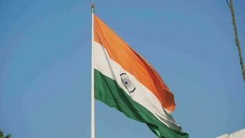 indiase vlag hoog op connaught plaats met trots in blauwe lucht, indiase vlag wapperen, indiase vlag op onafhankelijkheidsdag en republiek dag van india, tilt-up shot, wuivende indische vlag, har ghar tiranga video