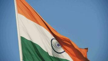 indiase vlag hoog op connaught plaats met trots in blauwe lucht, indiase vlag wapperen, indiase vlag op onafhankelijkheidsdag en republiek dag van india, tilt-up shot, wuivende indische vlag, har ghar tiranga video