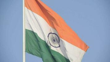 indiase vlag hoog op connaught plaats met trots in blauwe lucht, indiase vlag wapperen, indiase vlag op onafhankelijkheidsdag en republiek dag van india, tilt-up shot, wuivende indische vlag, har ghar tiranga video