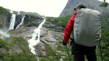 noruego comienzo del sendero y el caucásico caminante con mochila. lento movimiento imágenes video