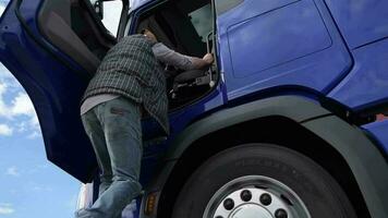 Outubro 15, 2018. Cracóvia, menor Polônia. lento movimento cenas do caminhão motorista obtendo para dentro caminhão cabine. video