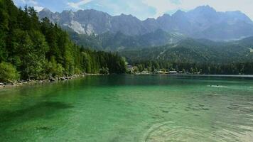 eibsee lago en Baviera Alemania, Europa. verano paisaje video