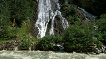 staniskabach. grossglockner område alpina vattenfall. Staniskabach, Österrike, Europa video