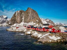 rojo pescar cabañas en lofoten Noruega por zumbido, rorbuer nieve montaña foto