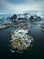 Henningsvaer en lofoten Noruega por zumbido foto