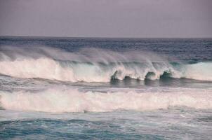 olas golpeando rocas foto