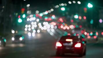 desfocado fundo do genérico noite carro tráfego dentro cidade ruas video