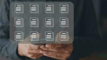 empresario conmovedor documentos carpeta en móvil pantalla. extensión de digitalización y proceso automatización para gerente archivos foto