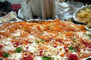 de venta halwa con paratha a Zakaria calle para iftar durante eid al-fitr foto