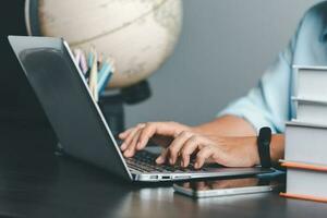 educación concepto. cerca arriba de hembra estudiante hacer notas mano mecanografía en ordenador portátil estudiar en línea en computadora desde hogar. mujer mecanografía en computadora hablando distante en cámara web virtual enfocar llamada en ordenador portátil. foto