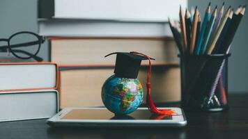 graduación gorra con tierra globo. concepto de global negocio estudiar, extranjero educativo, espalda a escuela. educación en global mundo, estudiar extranjero negocio en universidades en mundial. idioma estudiar foto