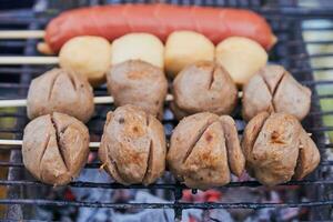 A la parrilla albóndigas calle alimento, rápido alimento. fácil a encontrar En todas partes foto