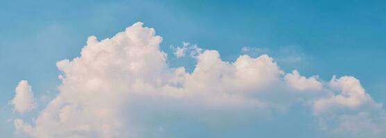 cielo nubes, azul mullido limpio, claro Cloudscape hermosa blanco, brillante clima ligero verano foto