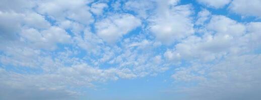 cielo nubes, azul mullido limpio, claro Cloudscape hermosa blanco, brillante clima ligero verano foto