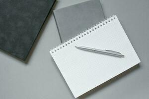 cuadernos o diarios con un blanco página y un bolígrafo bolígrafo en parte superior de a ellos. oficina del trabajador sitio foto