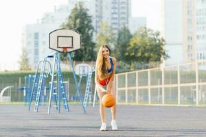 deportivo caucásico niña jugando baloncesto foto