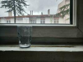 vacío vaso taza metido por el ventana en el noche, un tranquilo y sereno atmósfera. 19 mayo 2023 turkiye foto