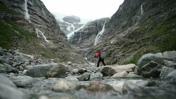 mochilero en el kjenndal glaciar sendero en el Noruega. video