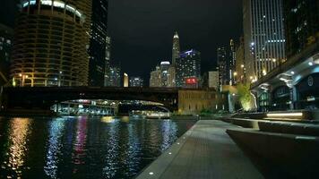 chicago, Illinois, förenad stater av amerika. november 29:e, 2017. sent kväll timmar i de stad Centrum. stad flodpromenaden. video