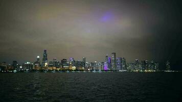 chicago stad horizon en waterkant gedurende avond uur. chicago, Illinois, Verenigde staten van Amerika. video