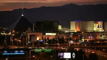novembre 9, 2017. famoso colorato vegas striscia. panoramico tramonto nel città di las Las Vegas, Nevada, unito stati di America. video