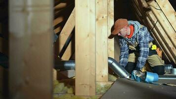 Kaukasisch aannemer bijeenkomst lucht ventilatie filteren en circulatie pijpleiding systeem. video