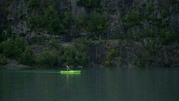 Kaukasisch kayaker Aan toneel- glaciaal meer in Noorwegen video