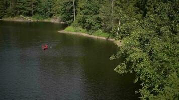 caucasico kayaker su panoramico fiume. video