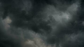 dunkel Wolken Vor Regen Sturm. video