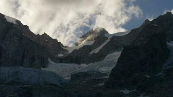 Ventoso montaña rango. mont blanc macizo en el Italia, Europa. video