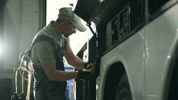 reparador inspeccionando eléctrico alambrado en vehículo. video