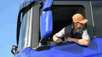 vrachtauto bestuurder binnen zijn nieuw half. automotive industrie. video