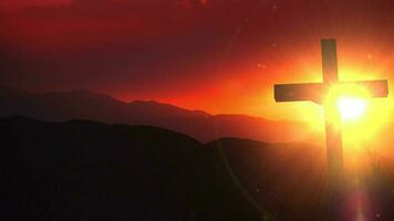 das Licht von Christus alt hölzern Kruzifix auf das Wüste während szenisch Sonnenuntergang. Christian Kreuz Sonnenuntergang Hintergrund Animation video